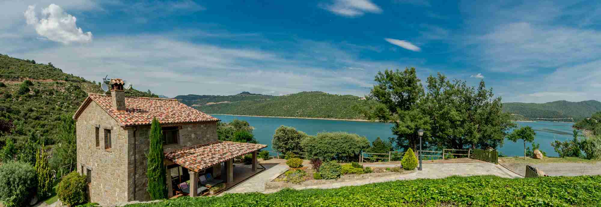 Fabulous 3 bed lakeside finca for swimming and walking in Catalonia